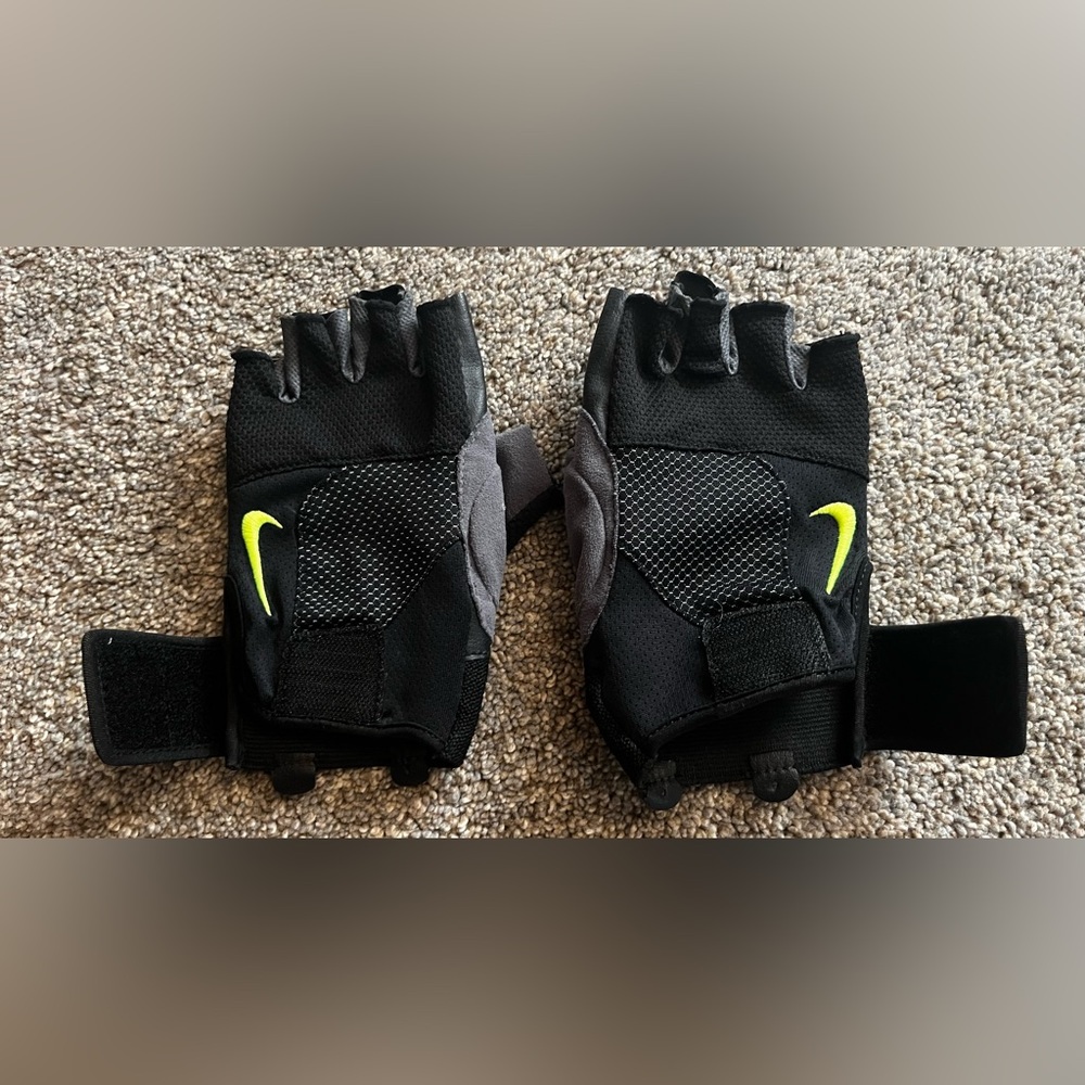 Nike Black and Gray Fingerless Gloves (Athletic/Weightlifting) Medium